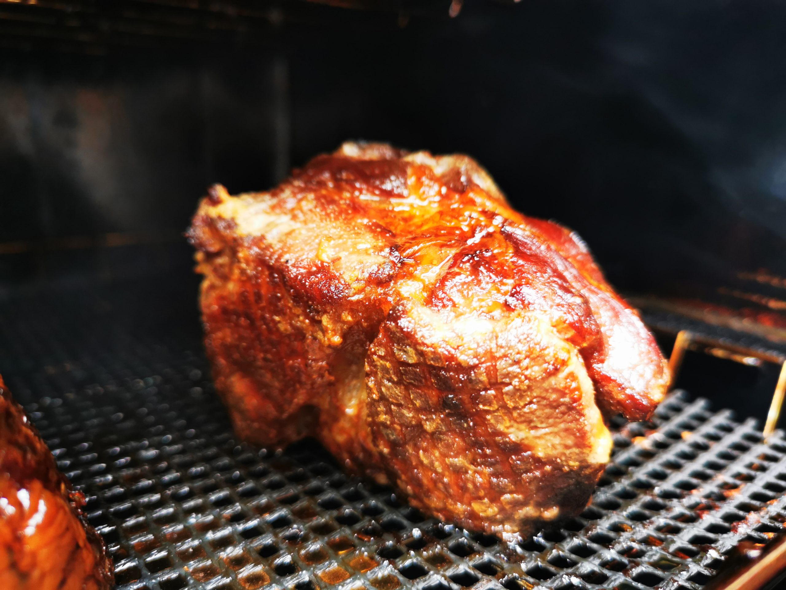 Elektrická vs. Klasická dřevěná udírna