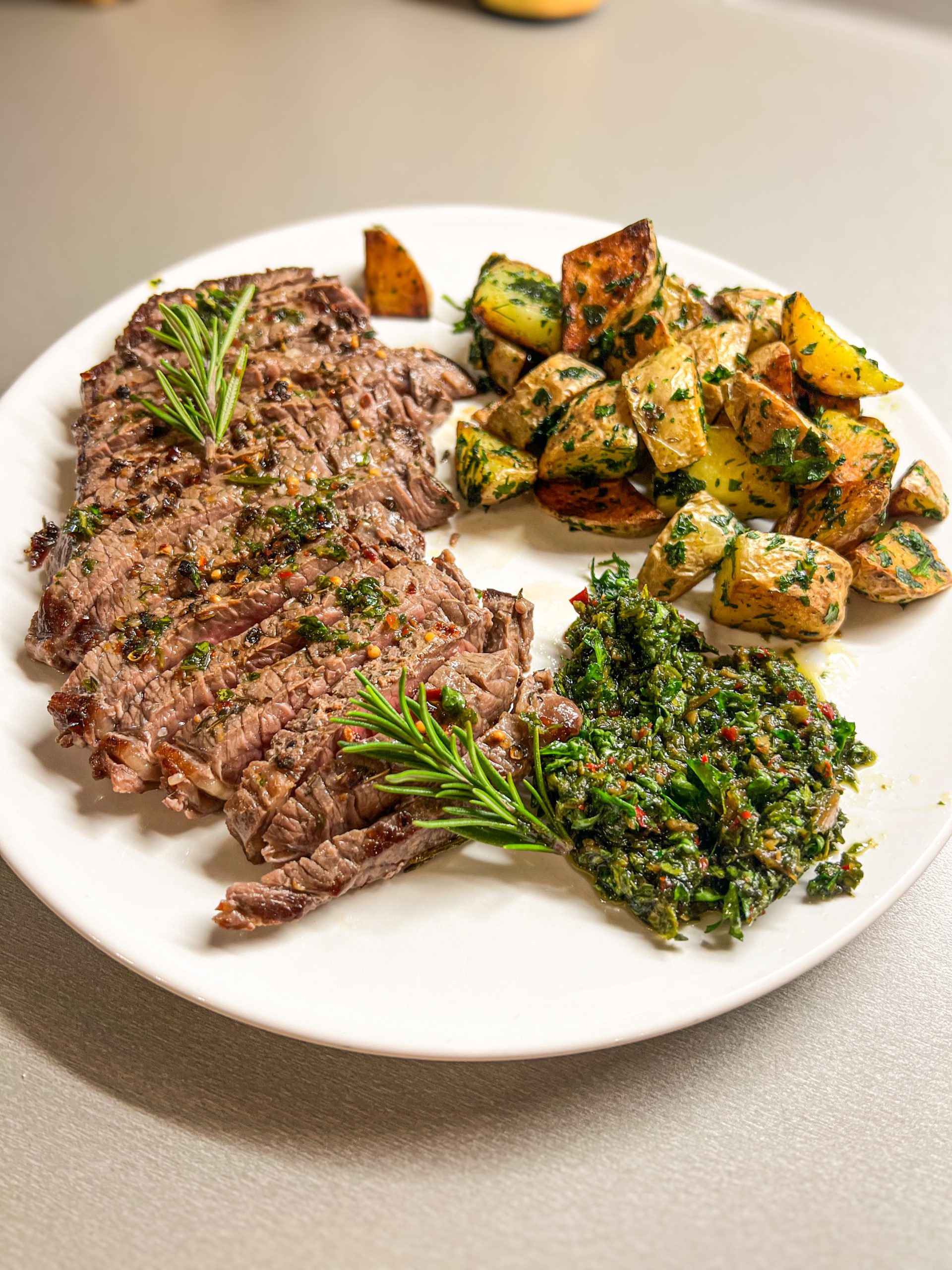 Šťavnatý hovězí rump steak s chimichurri a křupavými bramborami